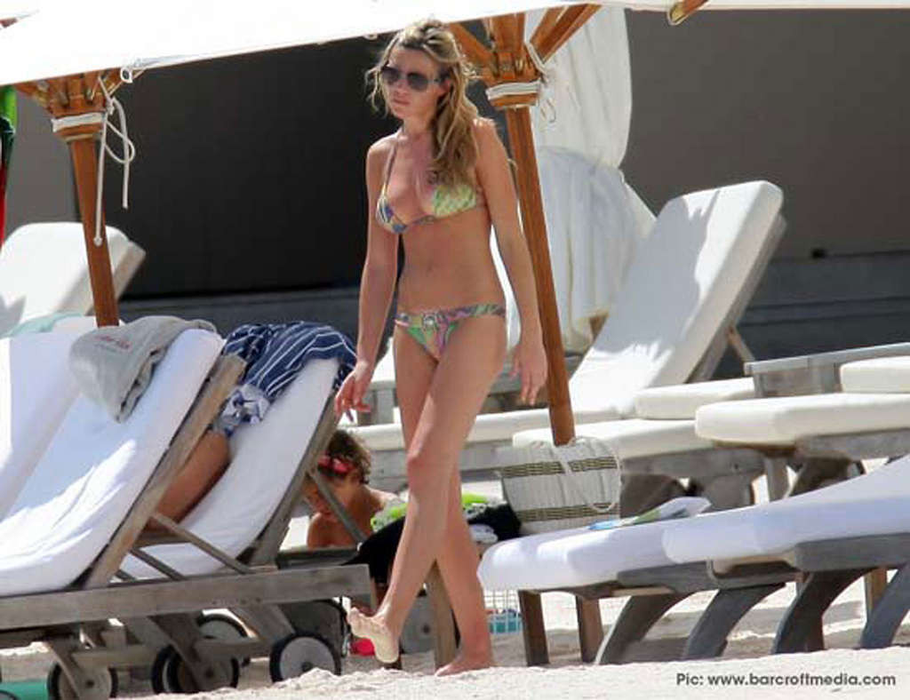 Abigail clancy glissant ses tétons sur des photos paparazzi et posant en transparence
 #75361352