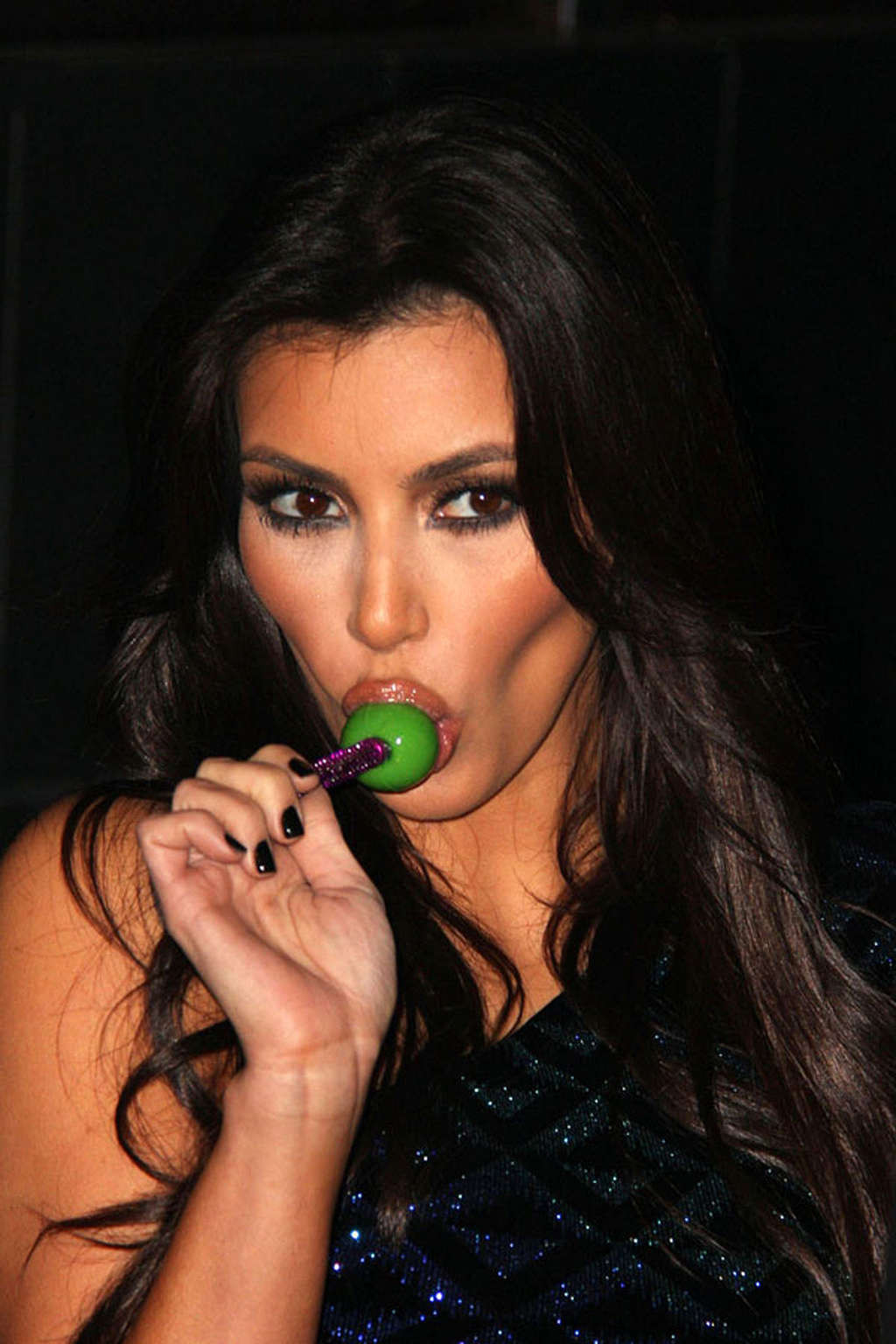 Kim kardashian léchant une sucette d'une manière extrêmement sexy photos chaudes
 #75362971