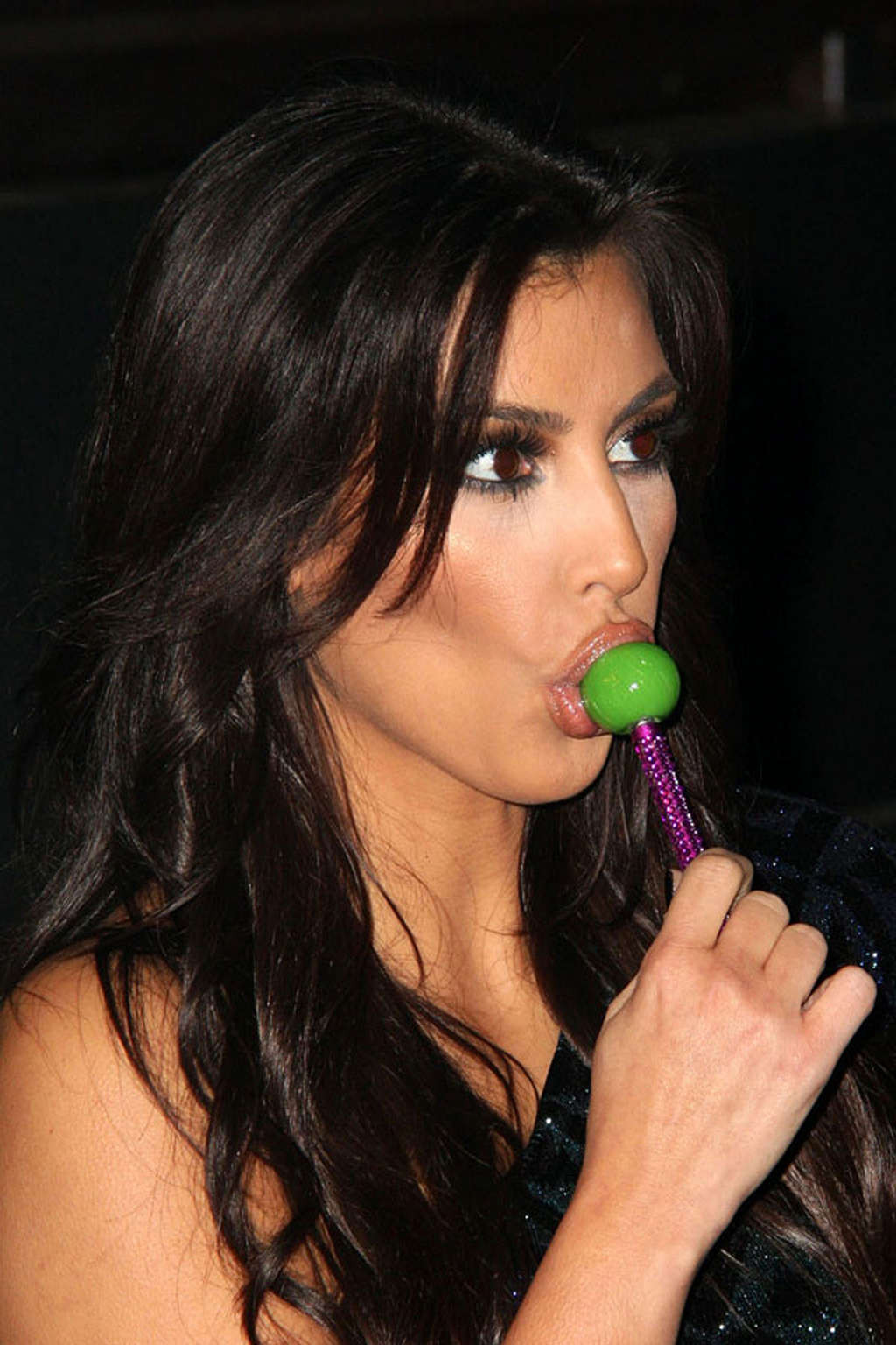 Kim Kardashian leccare lecca-lecca su un modo estremamente sexy foto calde
 #75362977