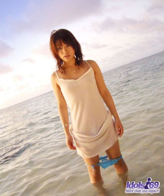 Hitomi enjoys showing off in her sarong and teasing guys #69918040