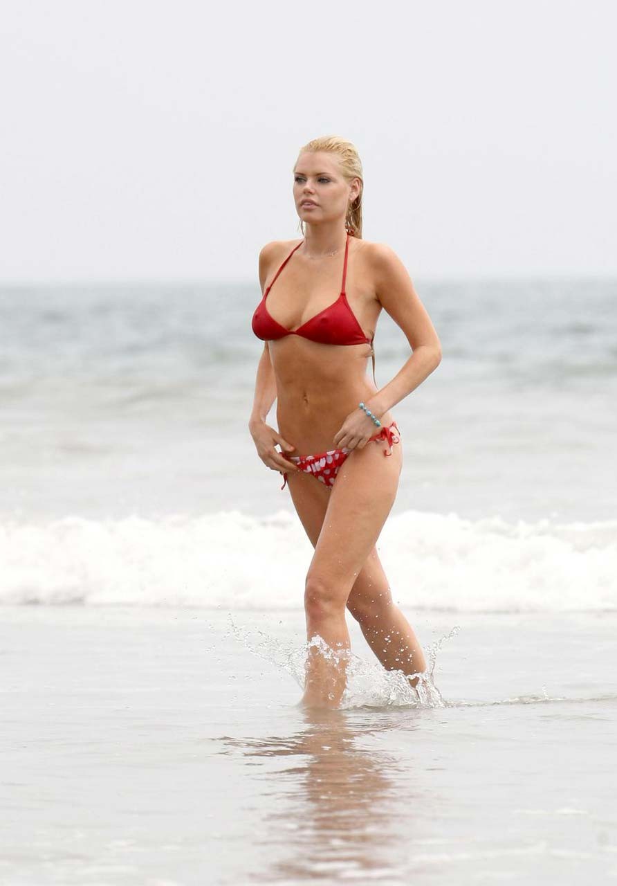 Sophie monk exhibant ses énormes seins et son cul sexy en bikini rouge sur la plage
 #75319511