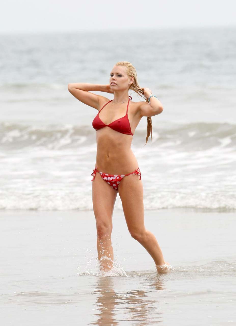 Sophie monk flasning le sue tette enormi e culo sexy in bikini rosso sulla spiaggia
 #75319532