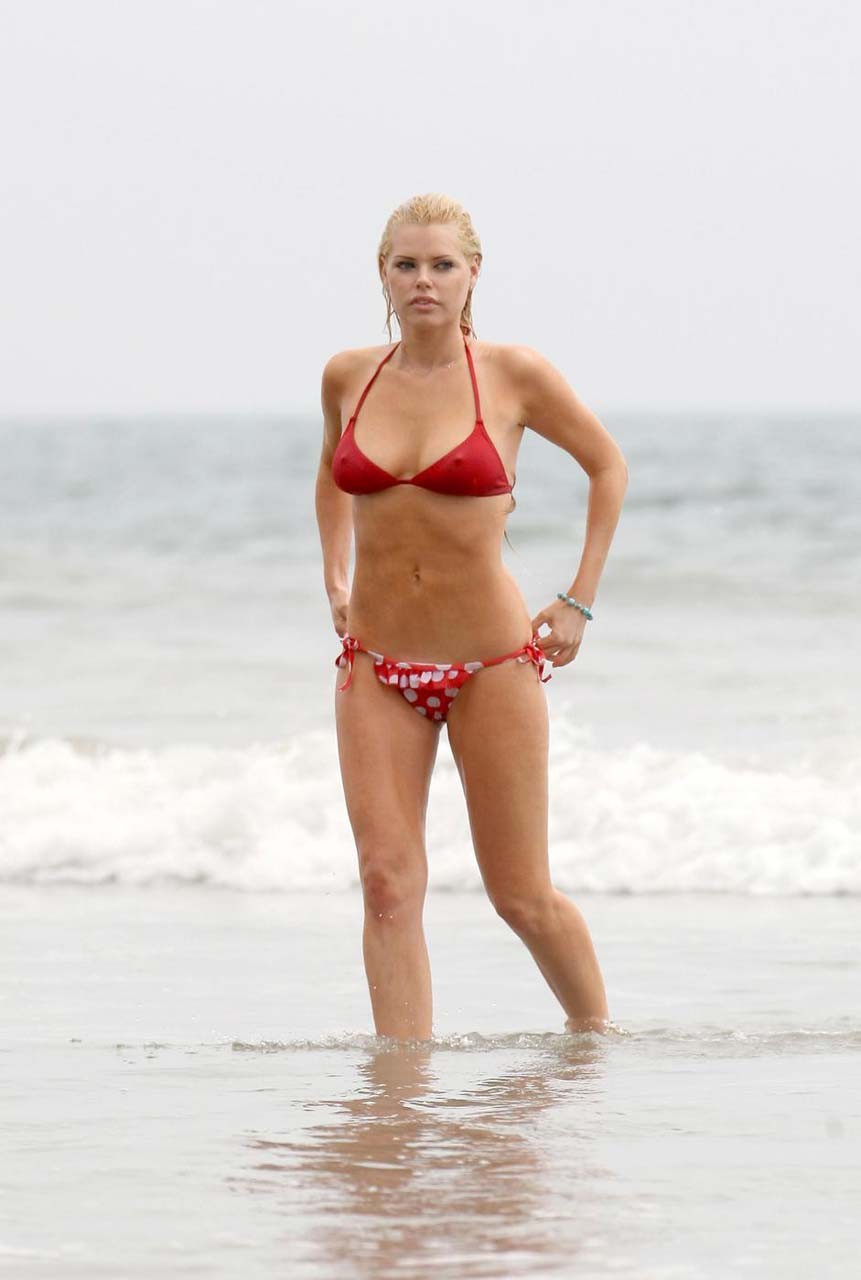 Sophie monk exhibant ses énormes seins et son cul sexy en bikini rouge sur la plage
 #75319553