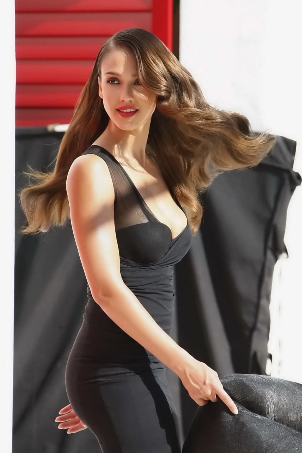 Jessica Alba vollbusig in verschiedenen schwarzen Outfits beim Campari-Kalender-Fotoshooting
 #75176957