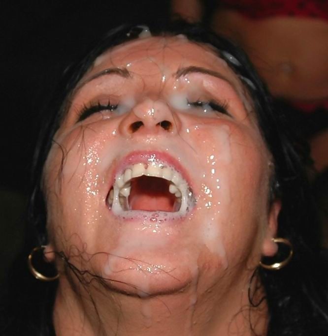 Nenas lindas recibiendo cargas de semen en el bukkake
 #76489383