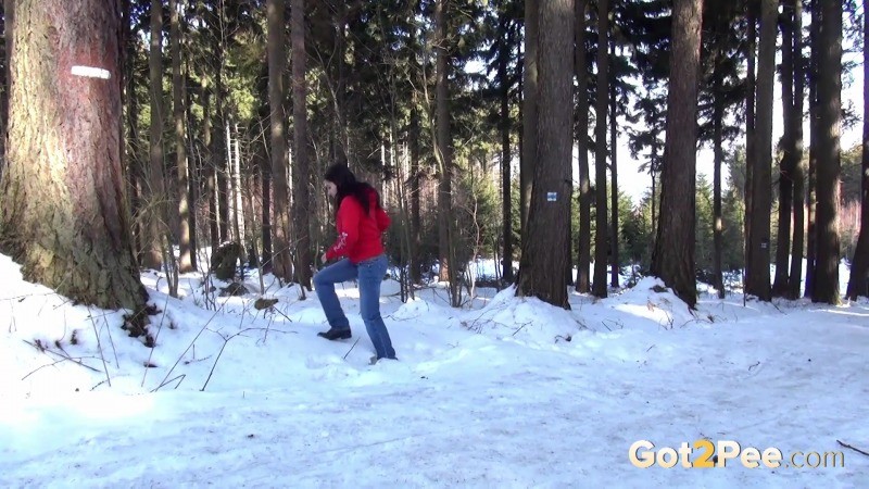 雪の中で小便をする黒髪の女の子
 #67476906