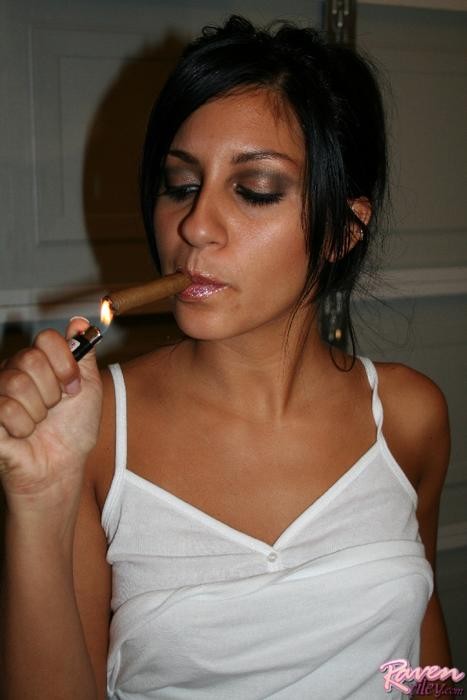 Raven Riley zündet eine Zigarre an, während sie nackt ist
 #79055141