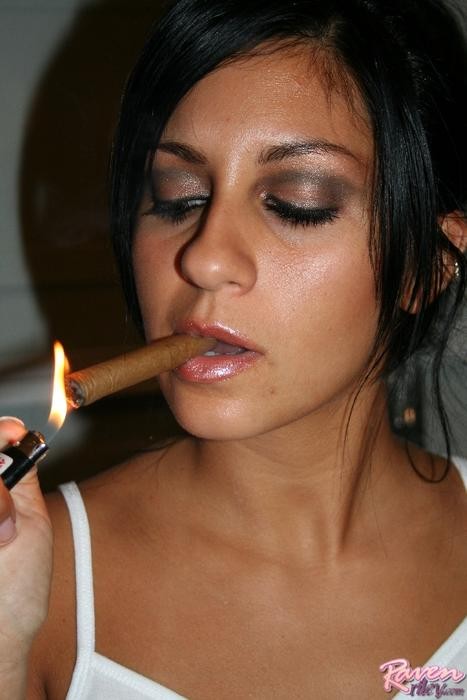 Raven Riley zündet eine Zigarre an, während sie nackt ist
 #79055148