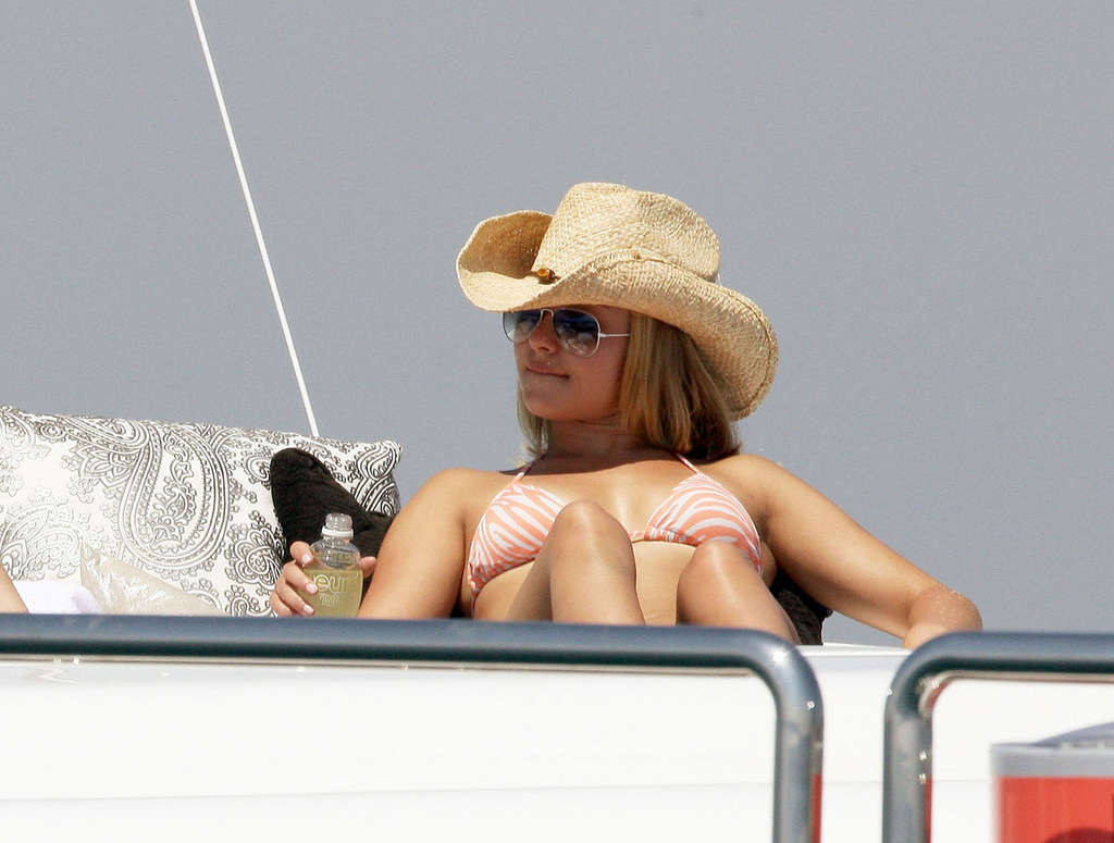 Hayden Panettiere enjoying on yaht and showing sexy ass in bikini #75370124