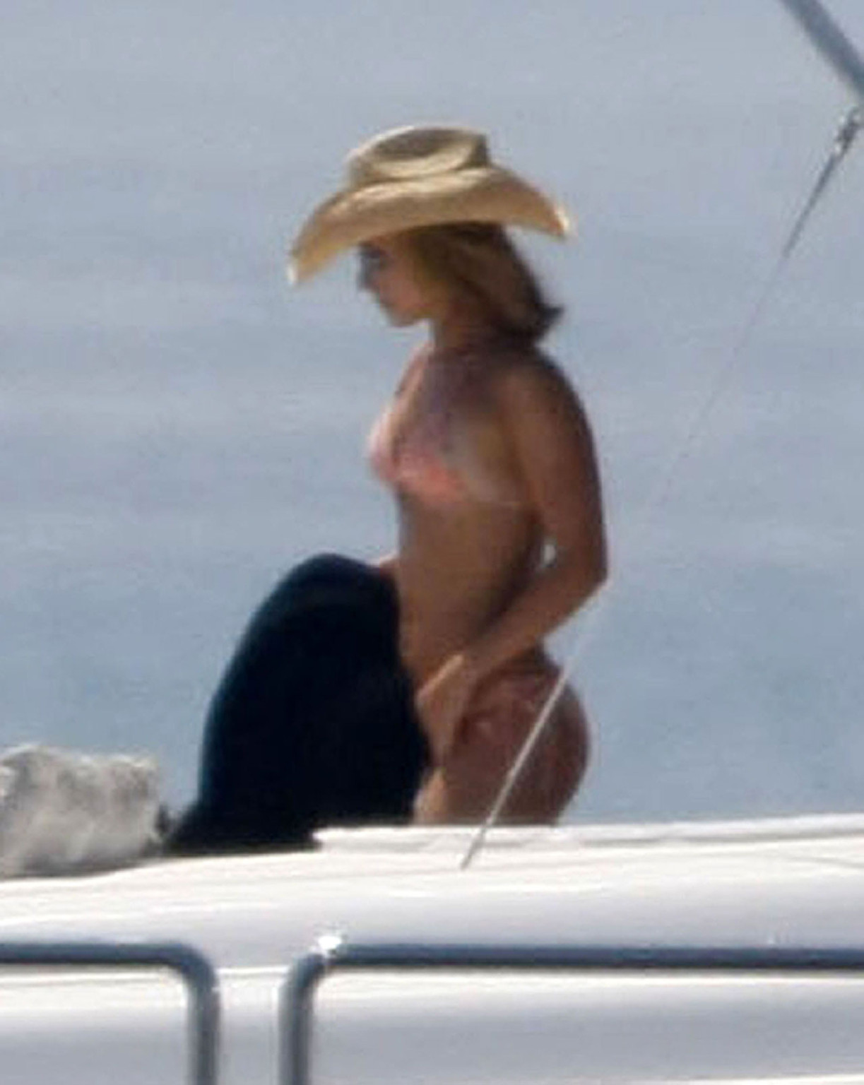 Hayden panettiere s'amusant sur la plage et montrant son cul sexy en bikini
 #75370197