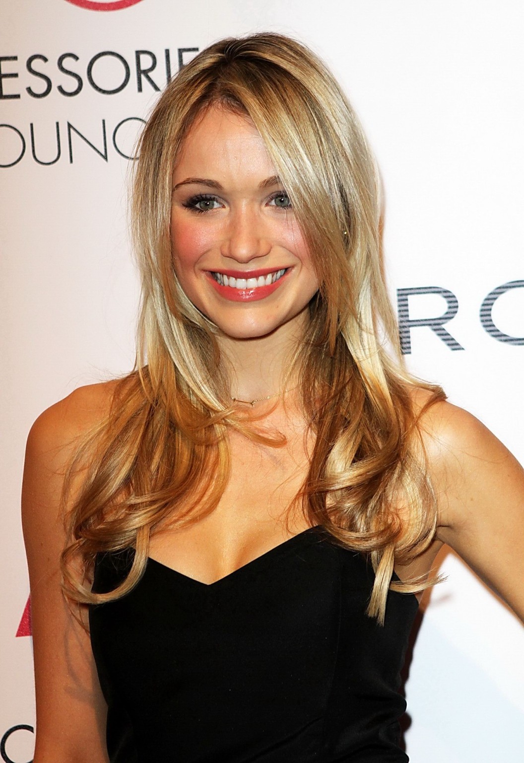 Katrina Bowden con un diminuto top negro y una minifalda de encaje en la 16ª edición de los premios Ace
 #75249147