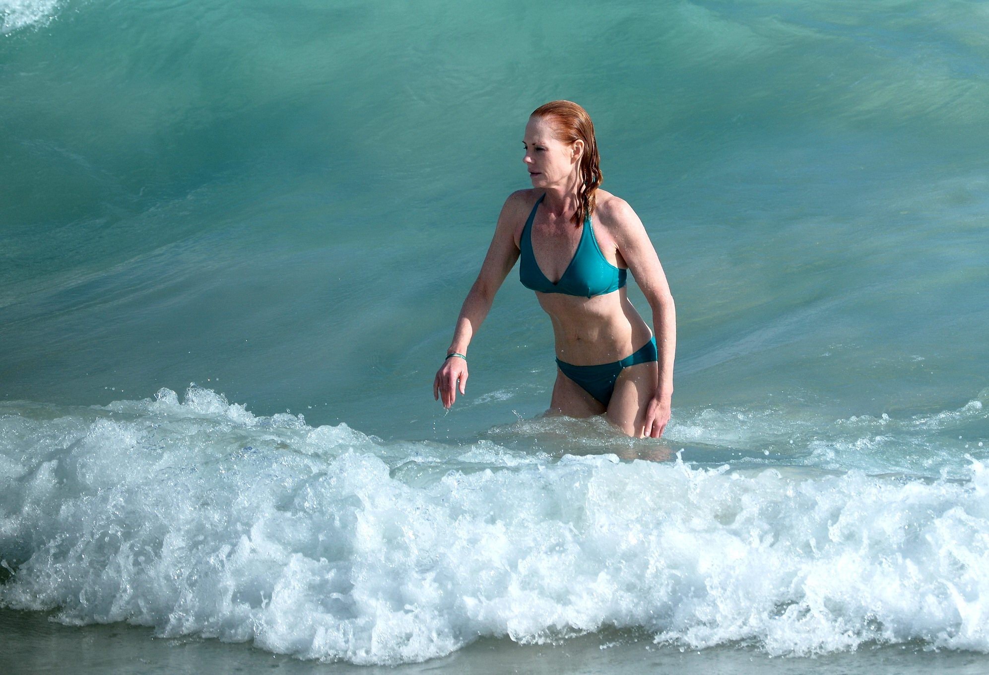 Marg Helgenberger trägt einen türkisfarbenen Bikini an einem Strand in St. Barts
 #75208439