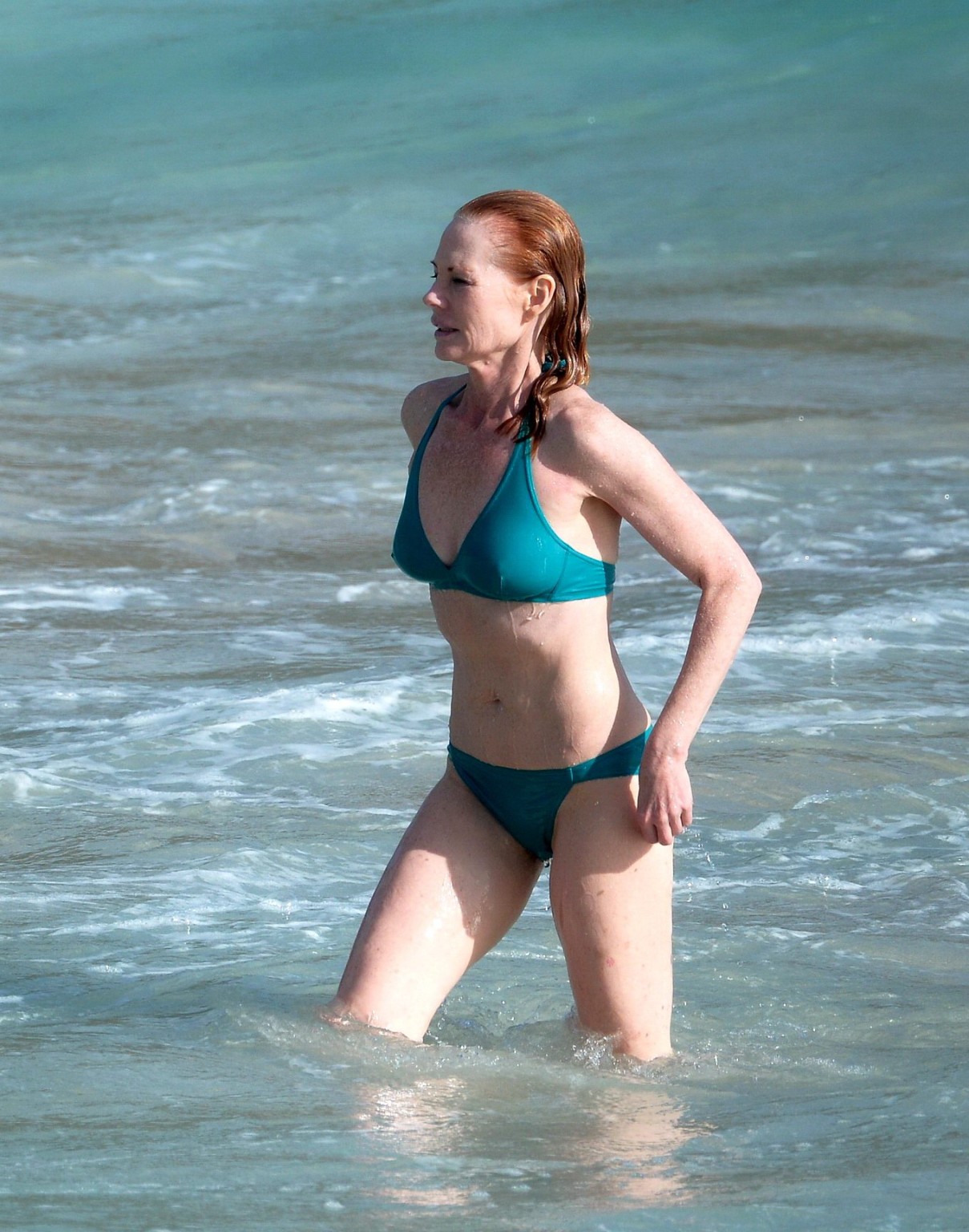 Marg helgenberger indossa un bikini turchese su una spiaggia a st.barts
 #75208446
