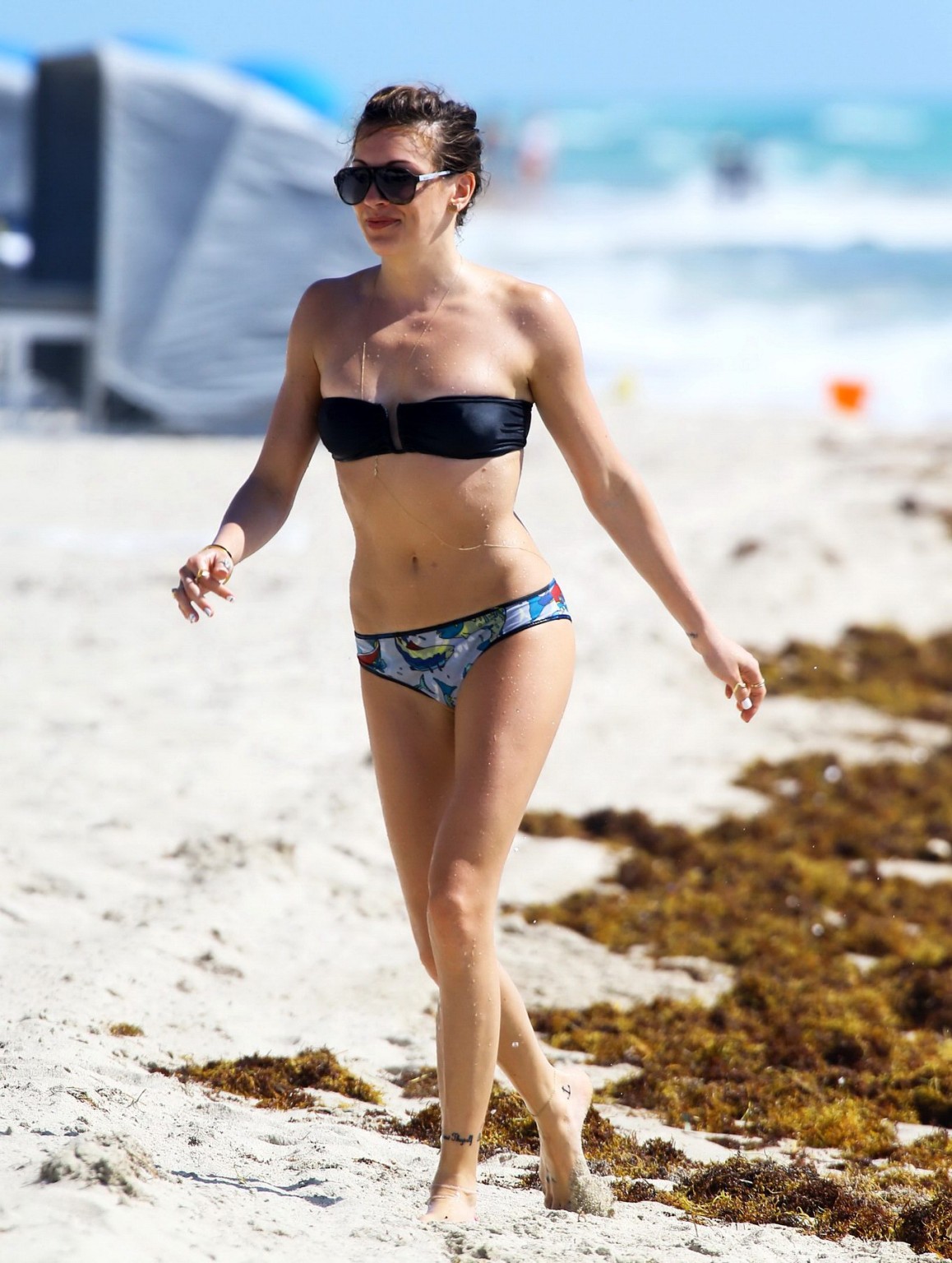 Katie Cassidy indossa un bikini a tubo su una spiaggia di Miami
 #75197853