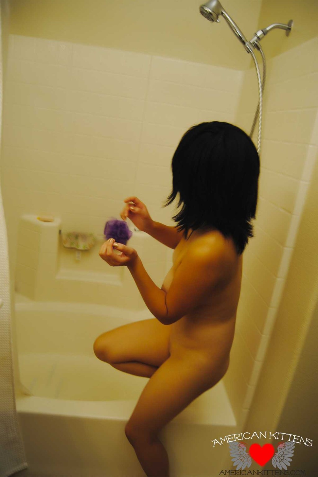 Chiyoko nimmt eine Dusche
 #68367739