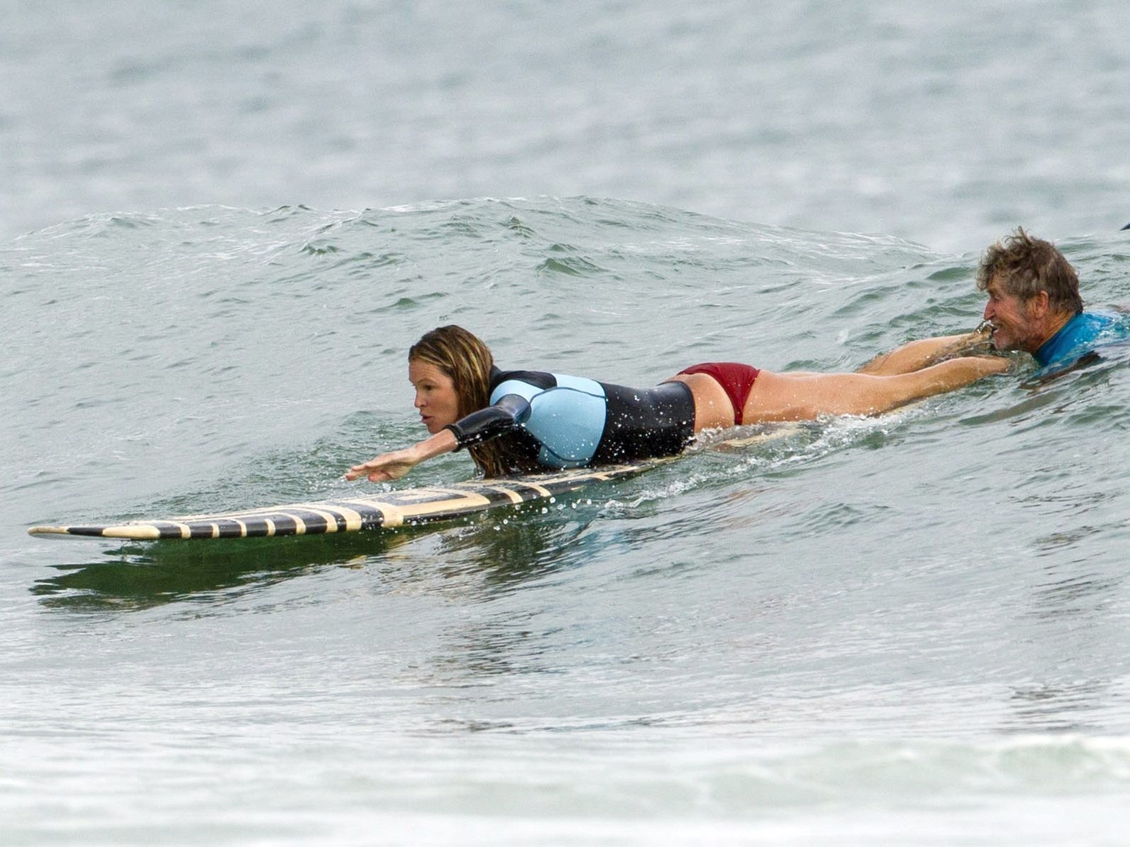 Elle macpherson luciendo un sexy bikini rojo en una playa de sydney
 #75277397