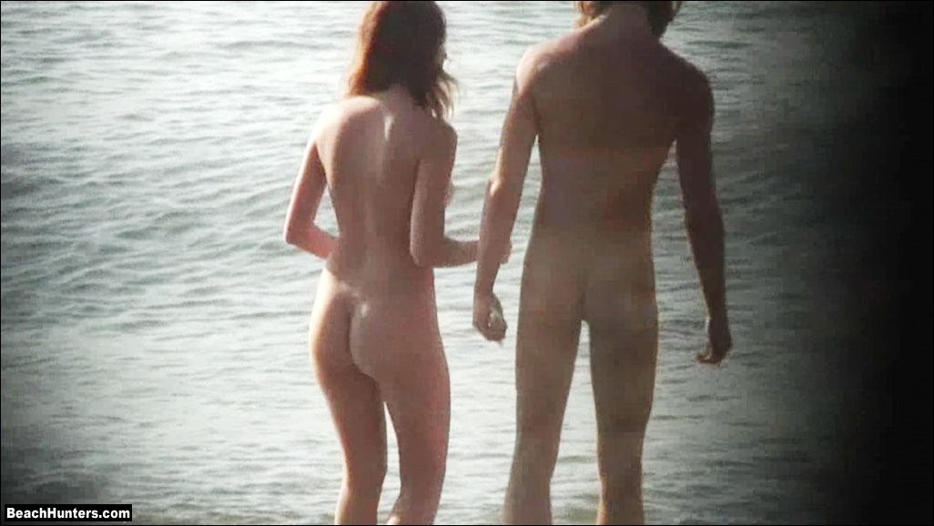 Spiare una ragazza sexy su una spiaggia nuda
 #72314043