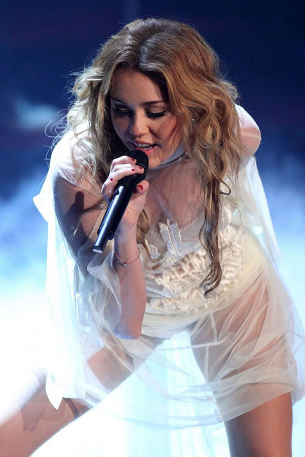Miley Cyrus exposant son corps sexy et ses jambes sexy dans une robe transparente sur scène
 #75327208
