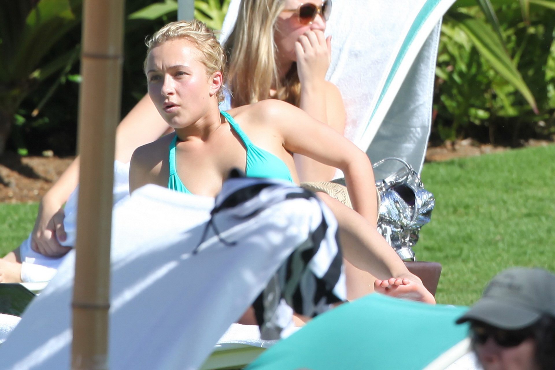 Hayden panettiere montrant son cul en bikini bleu ciel à la plage à hawaii
 #75320979