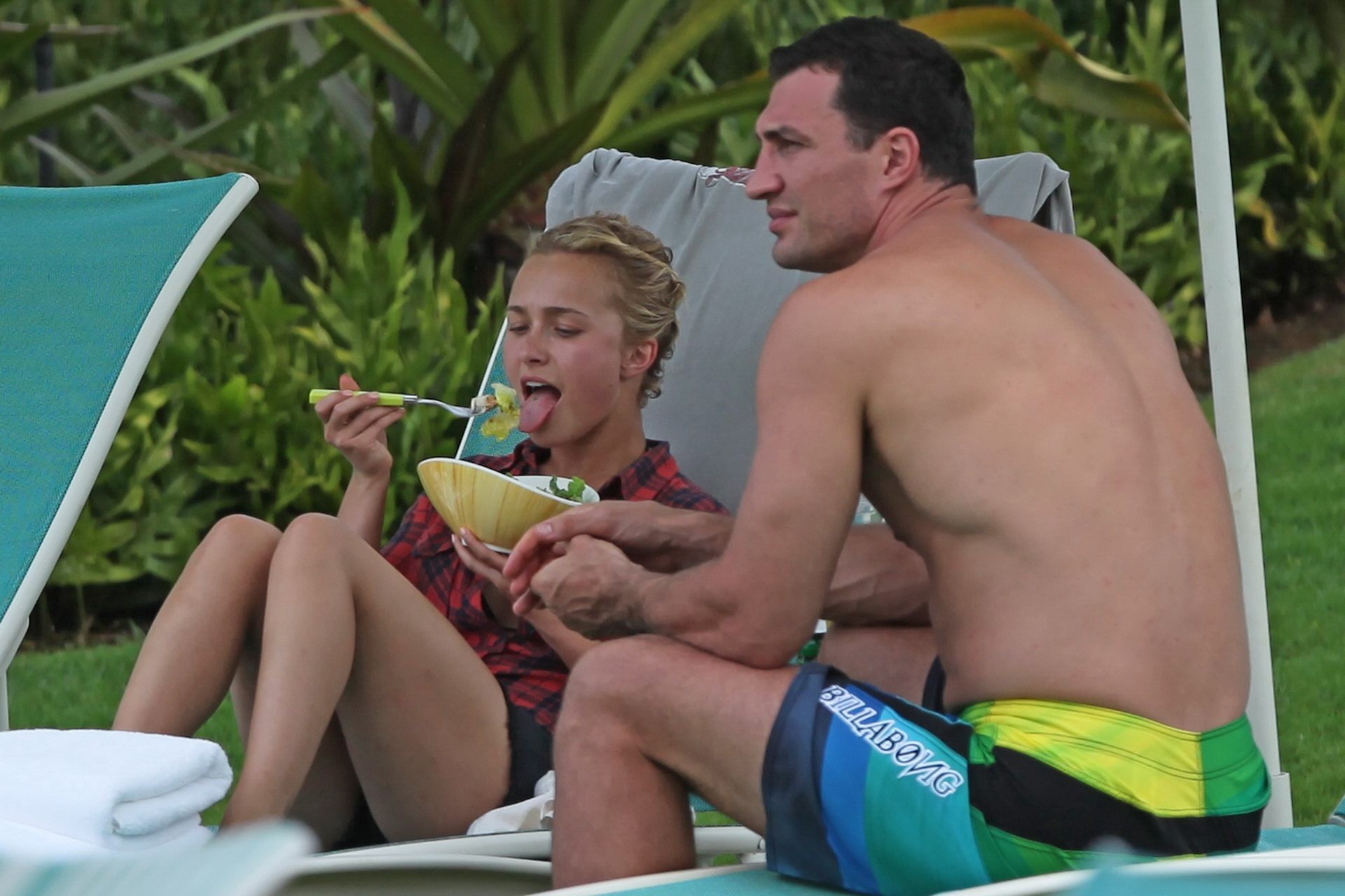 Hayden panettiere montrant son cul en bikini bleu ciel à la plage à hawaii
 #75321053