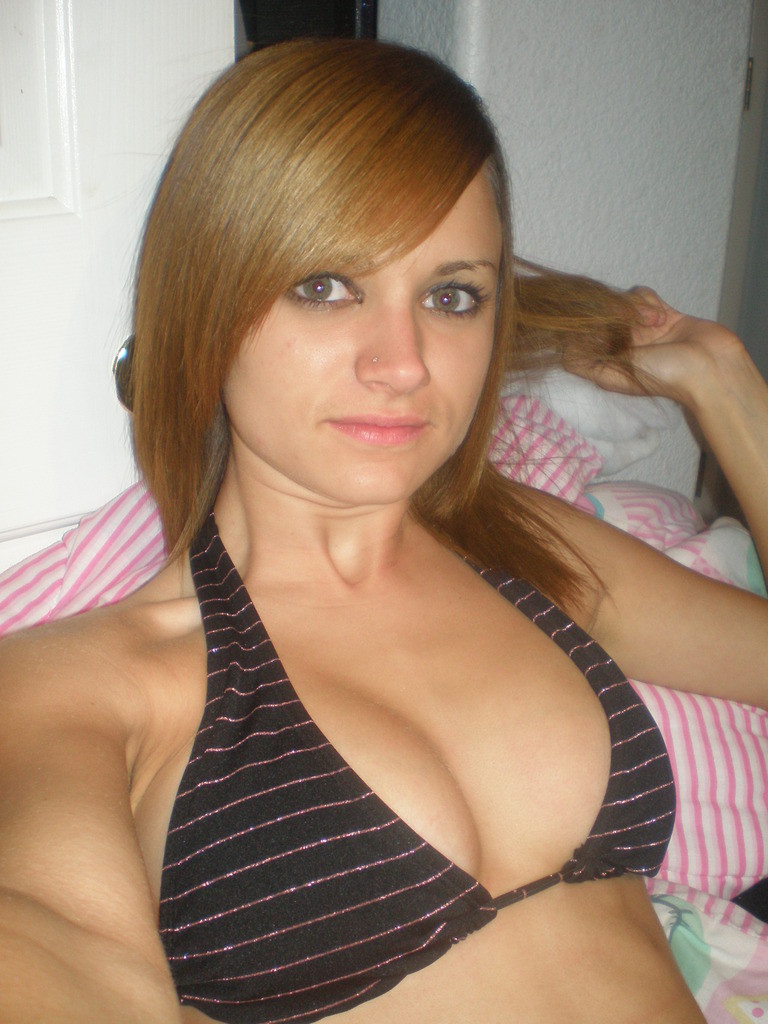 Morena joven desnuda con buenas tetas posando en la cámara
 #77070772