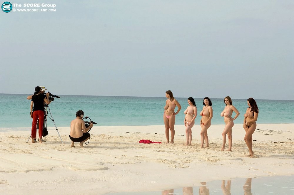 Orgia sulla spiaggia con cinque modelle di tette grandi
 #72240904