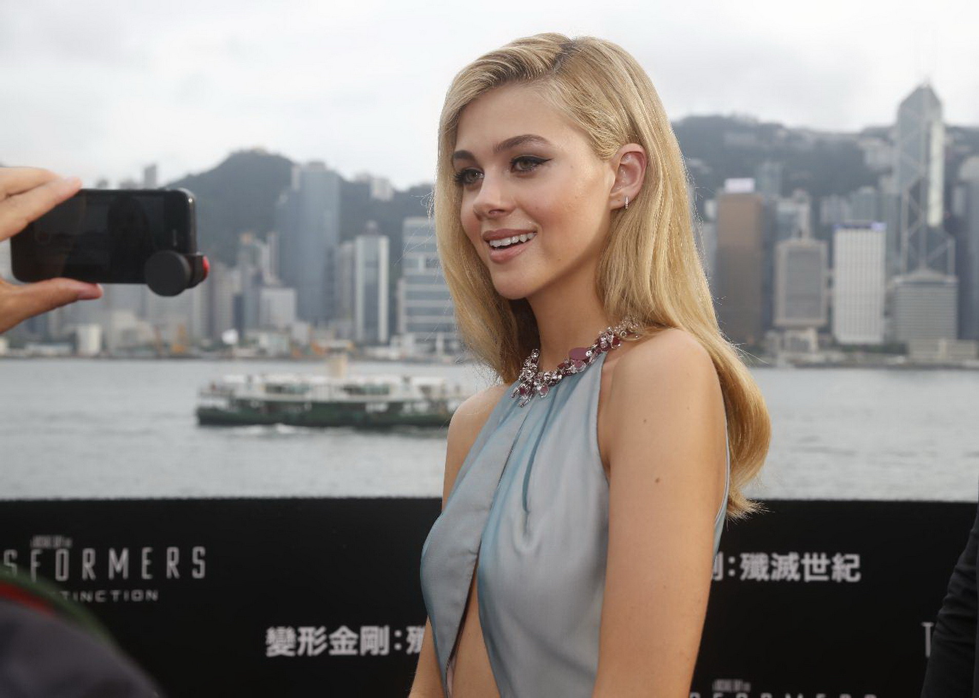 Nicola Peltz zeigt ihre großen Brüste brustfrei in einem aufschlussreichen grauen Kleid beim Film
 #75193405