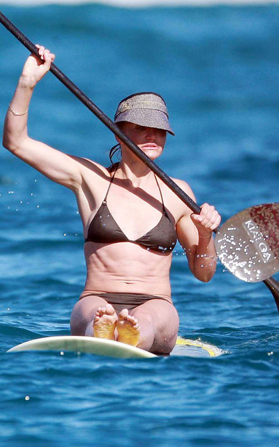 Cameron Diaz entblößt sexy Körper und heißen Arsch im Bikini am Strand
 #75321443