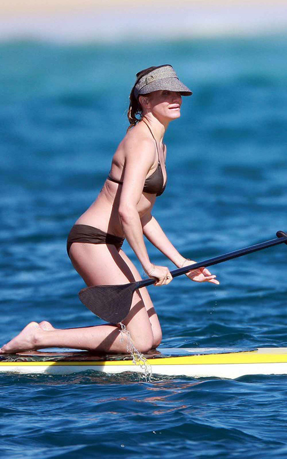 Cameron diaz che espone il suo corpo sexy e il suo culo sexy in bikini sulla spiaggia #75321503