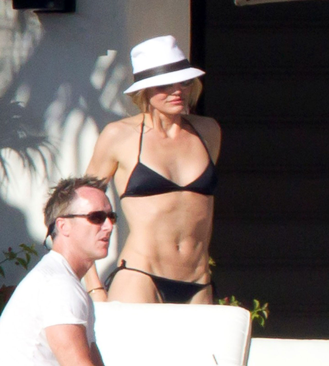 Cameron Diaz entblößt sexy Körper und heißen Arsch im Bikini am Strand
 #75321532