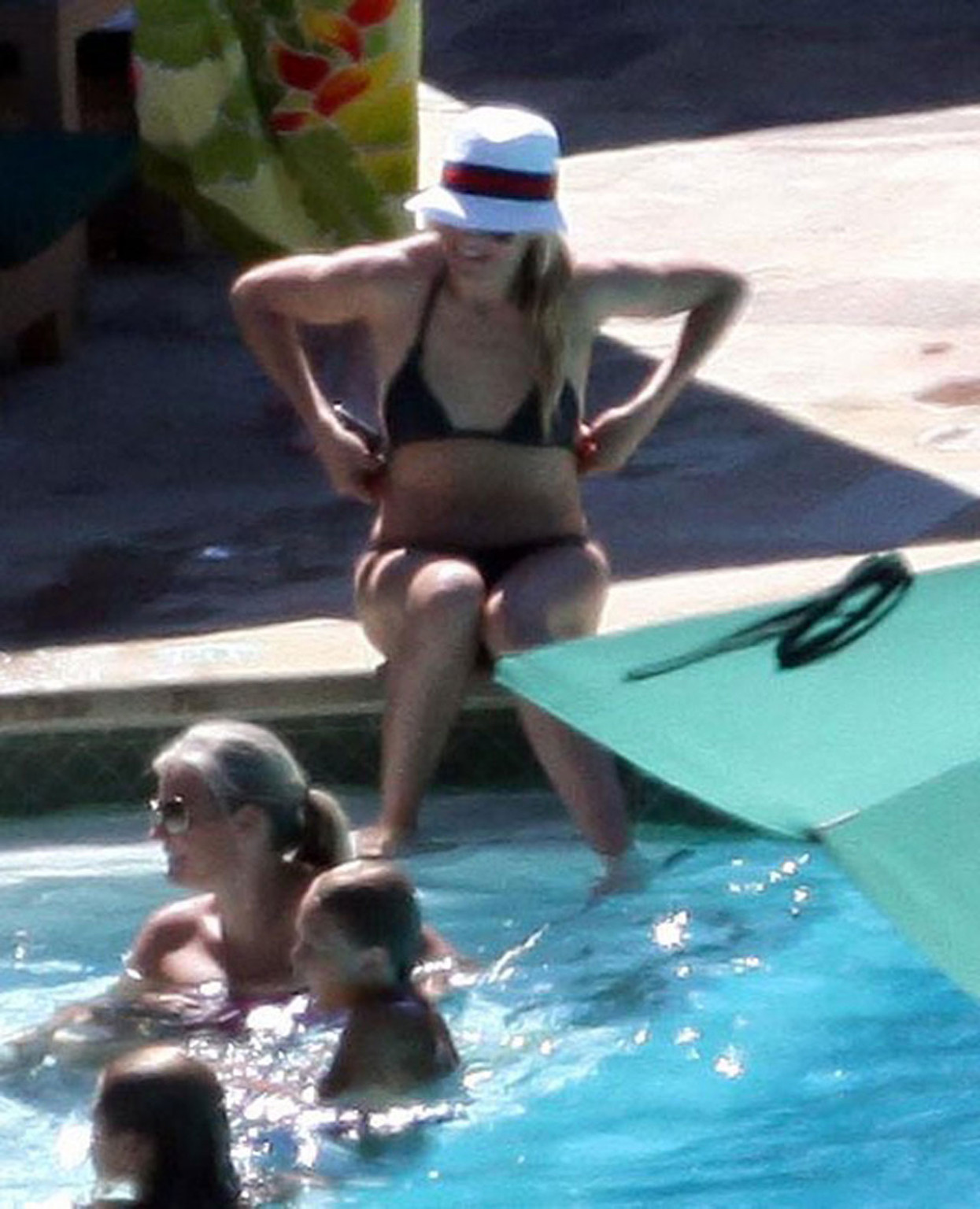 Cameron diaz che espone il suo corpo sexy e il suo culo sexy in bikini sulla spiaggia #75321542