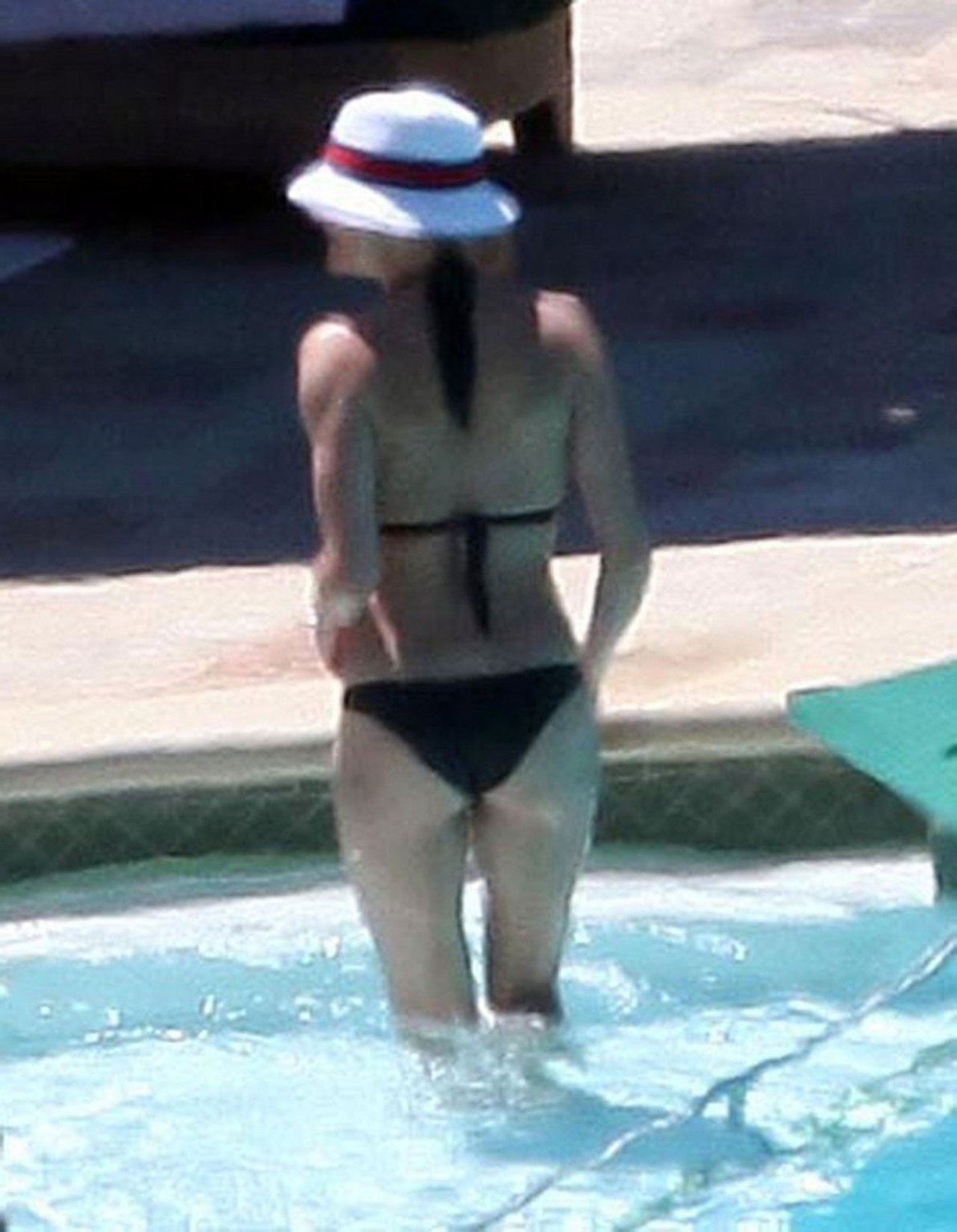 Cameron diaz che espone il suo corpo sexy e il suo culo sexy in bikini sulla spiaggia #75321547