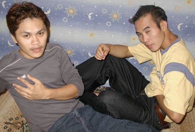 Deux jeunes asiatiques s'amusent avec la bite et le sperme de l'un et de l'autre.
 #76957398
