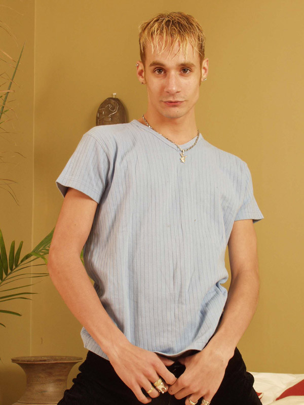 Twink zeigt seine winzig kleinen Nippel
 #77003256
