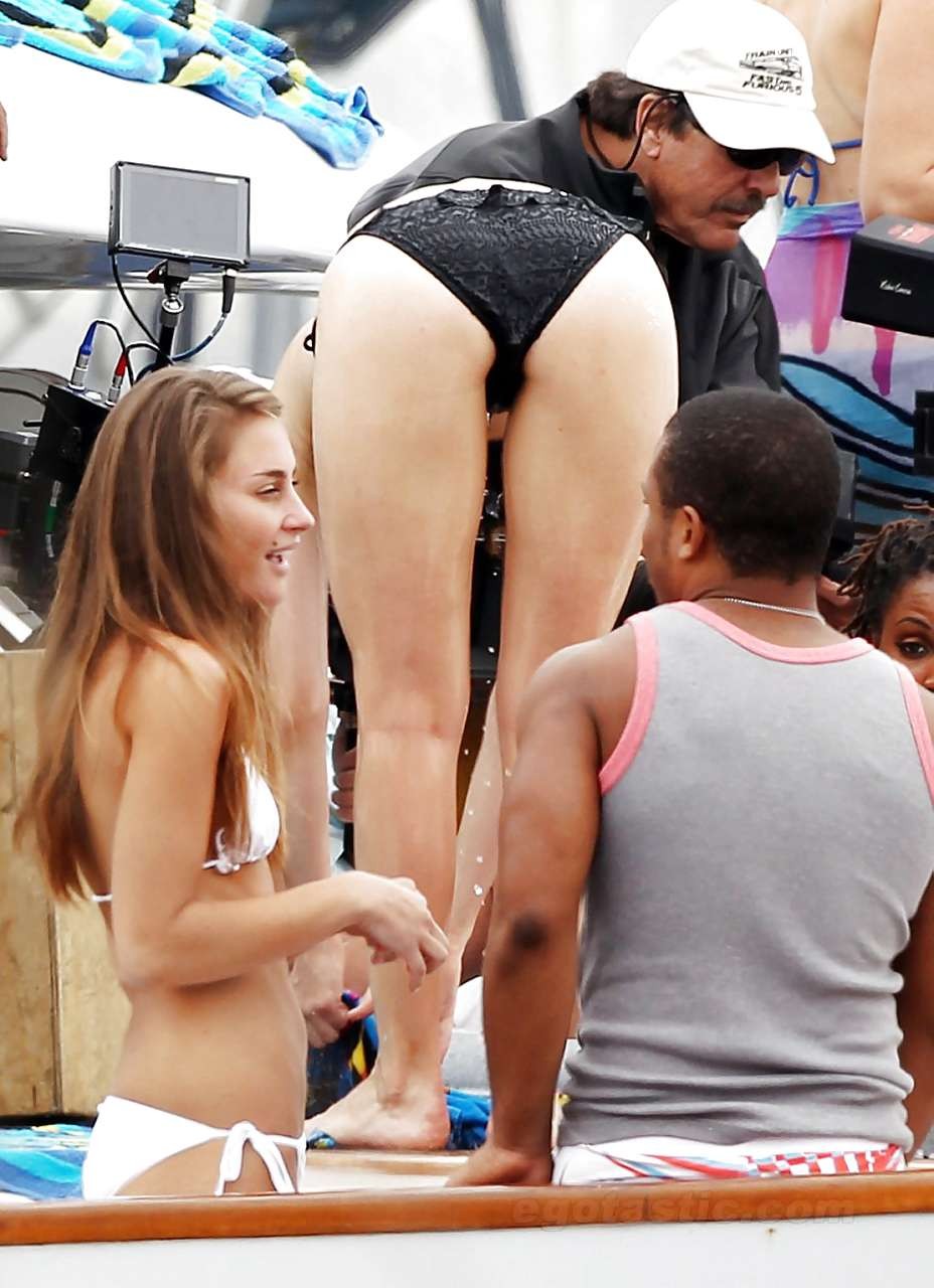 Emmy Rossum guardando sexy in bikini e mostrando le sue belle tette
 #75286322