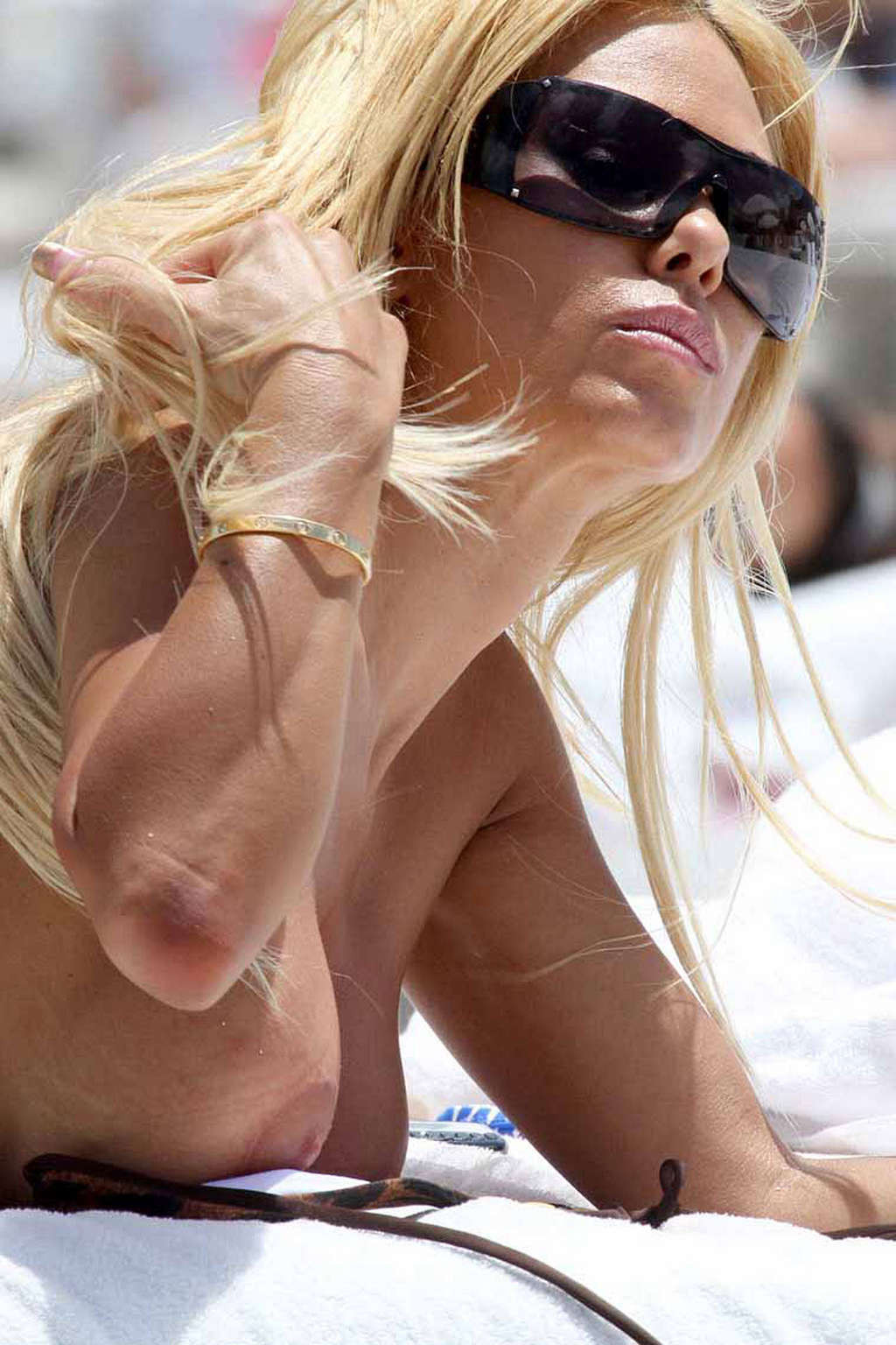 Shauna sand et sa copine posent seins nus et en bikini sur une plage, photo paparazzi.
 #75349738