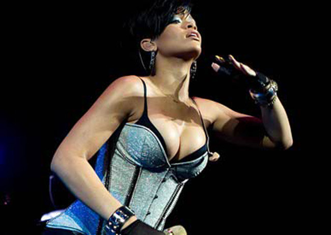 Rihanna photos nues de son superbe corps d'ébène
 #75396009