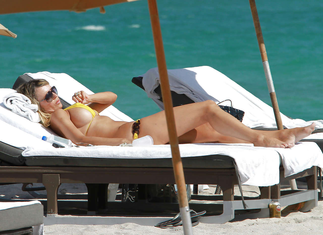 Rita rusic mostrando il suo grande corpo in piccolo bikini sulla spiaggia foto paparazzi
 #75283024
