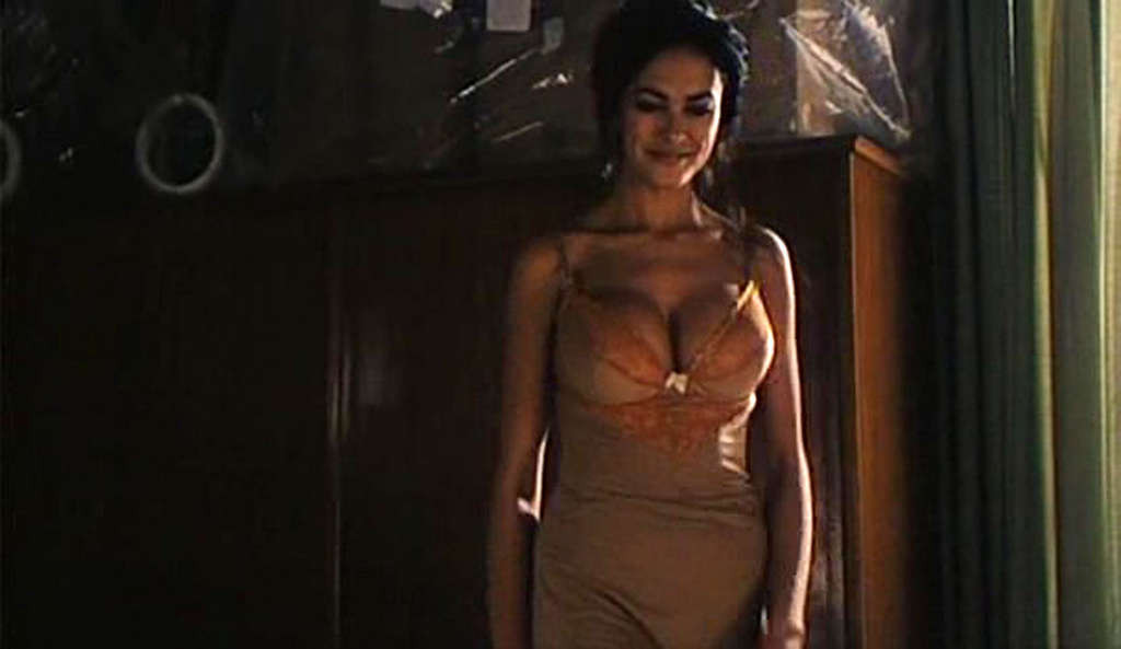Maria grazia cucinotta im bh und tanga und cleavy im film
 #75342418