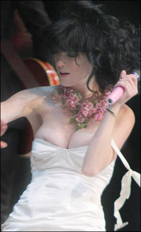 Katy perry boob slipping out während performing
 #75378715