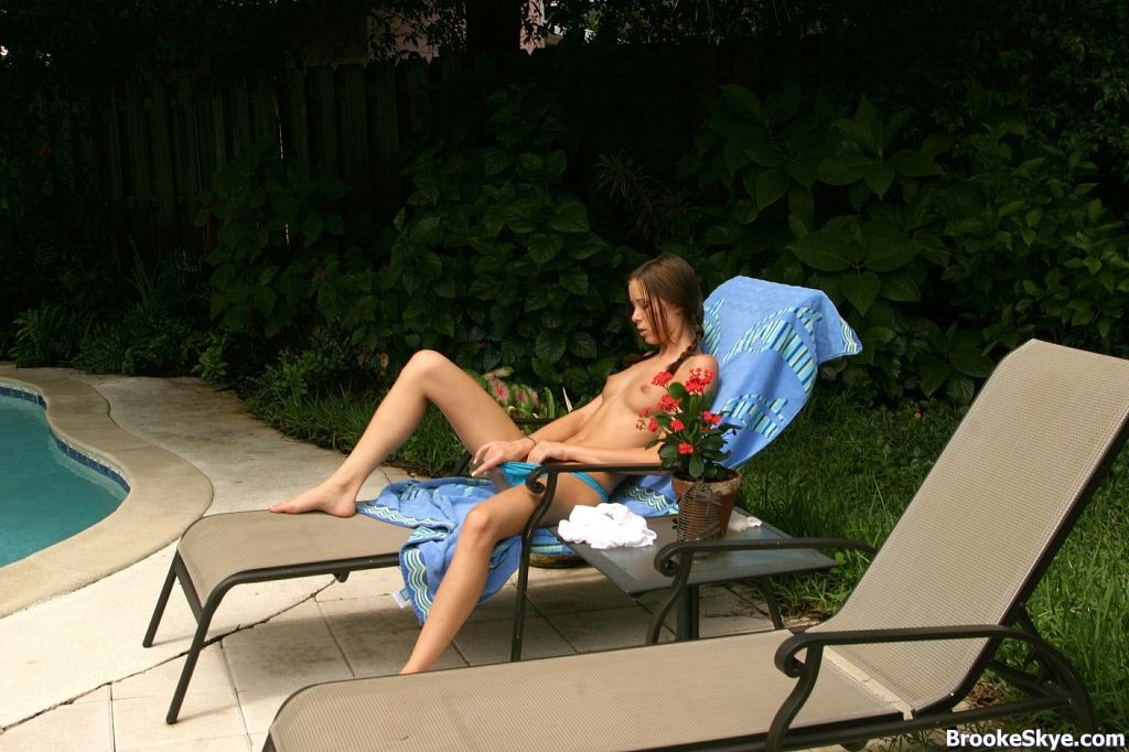 Giovane bruna che si masturba sulla sua sedia da giardino
 #70671007