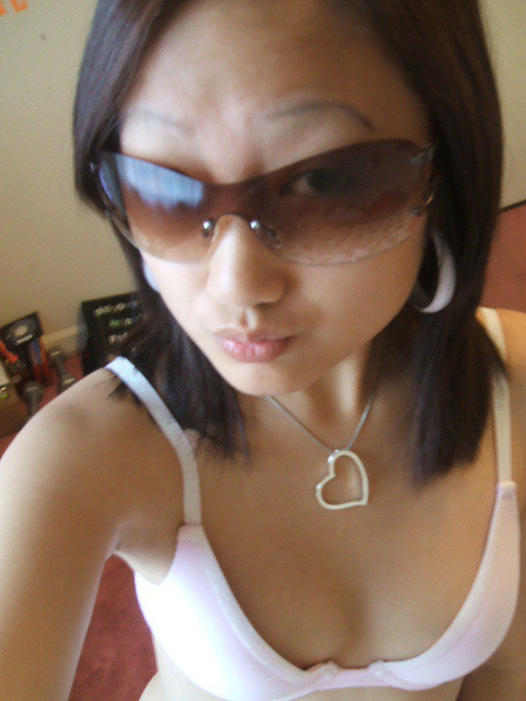 Niedliche asiatische selfshooter mit einem sexy Körper spielt mit der Kamera in ihrem Zimmer
 #69966909