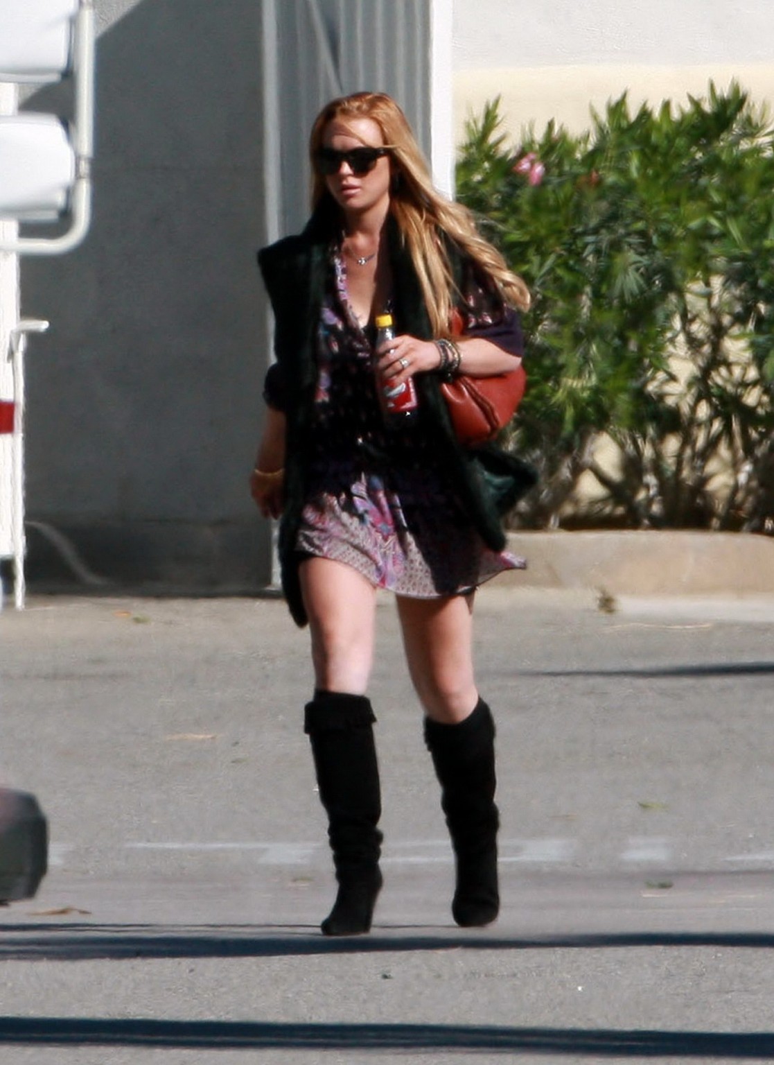 Lindsay Lohan portant une mini-jupe et des bottes "fuck me" à l'extérieur de Rancho Mirage.
 #75325266