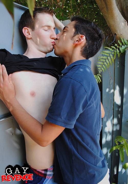2人のゲイが屋外でお互いに楽しんでいる
 #72882505