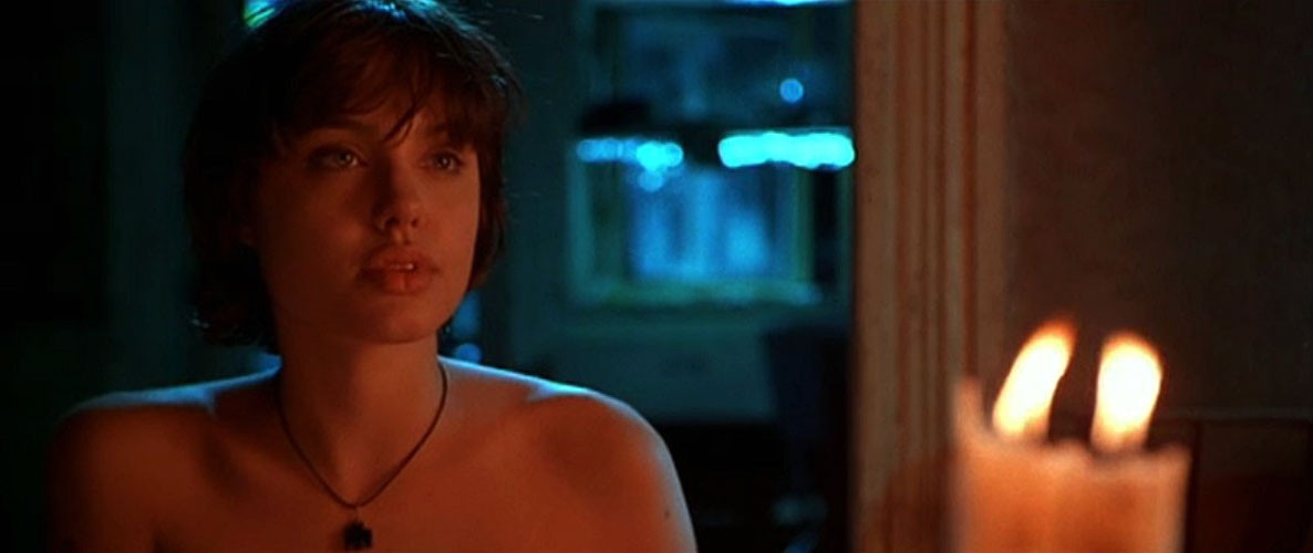 Angelina jolie montrant ses beaux gros seins dans des photos de films nus
 #75399090