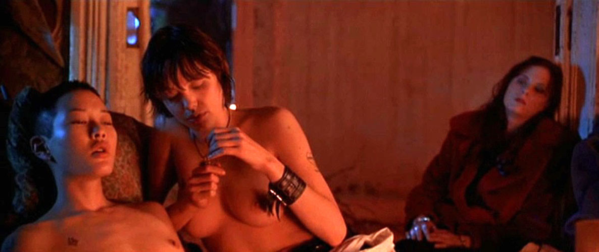 Angelina jolie montrant ses beaux gros seins dans des photos de films nus
 #75399098