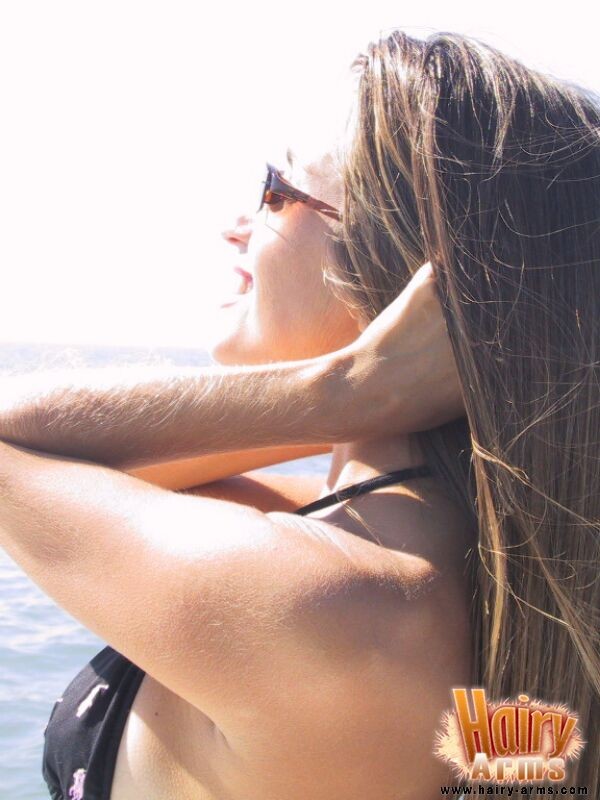 I capelli lunghi delle braccia di Lori sulla barca
 #67394554