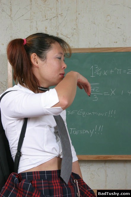 Asiatisches Schulmädchen versohlt von ihrem Lehrer
 #70033047