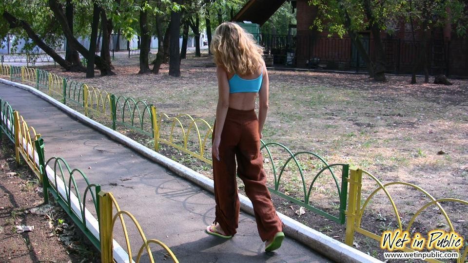 Blondine süchtig nach öffentlichem Pissen macht ihre Hose ganz nass in einem Park
 #78595374
