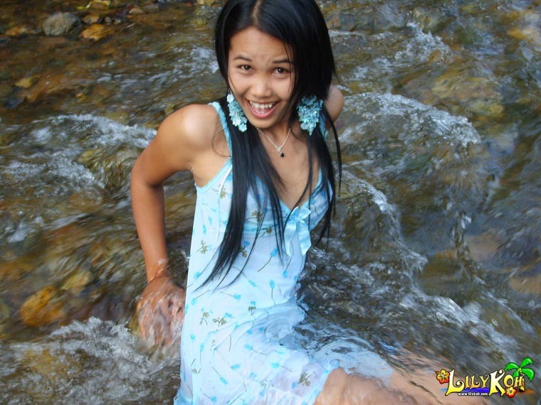 Thailändisches Mädchen im Fluss
 #69975814